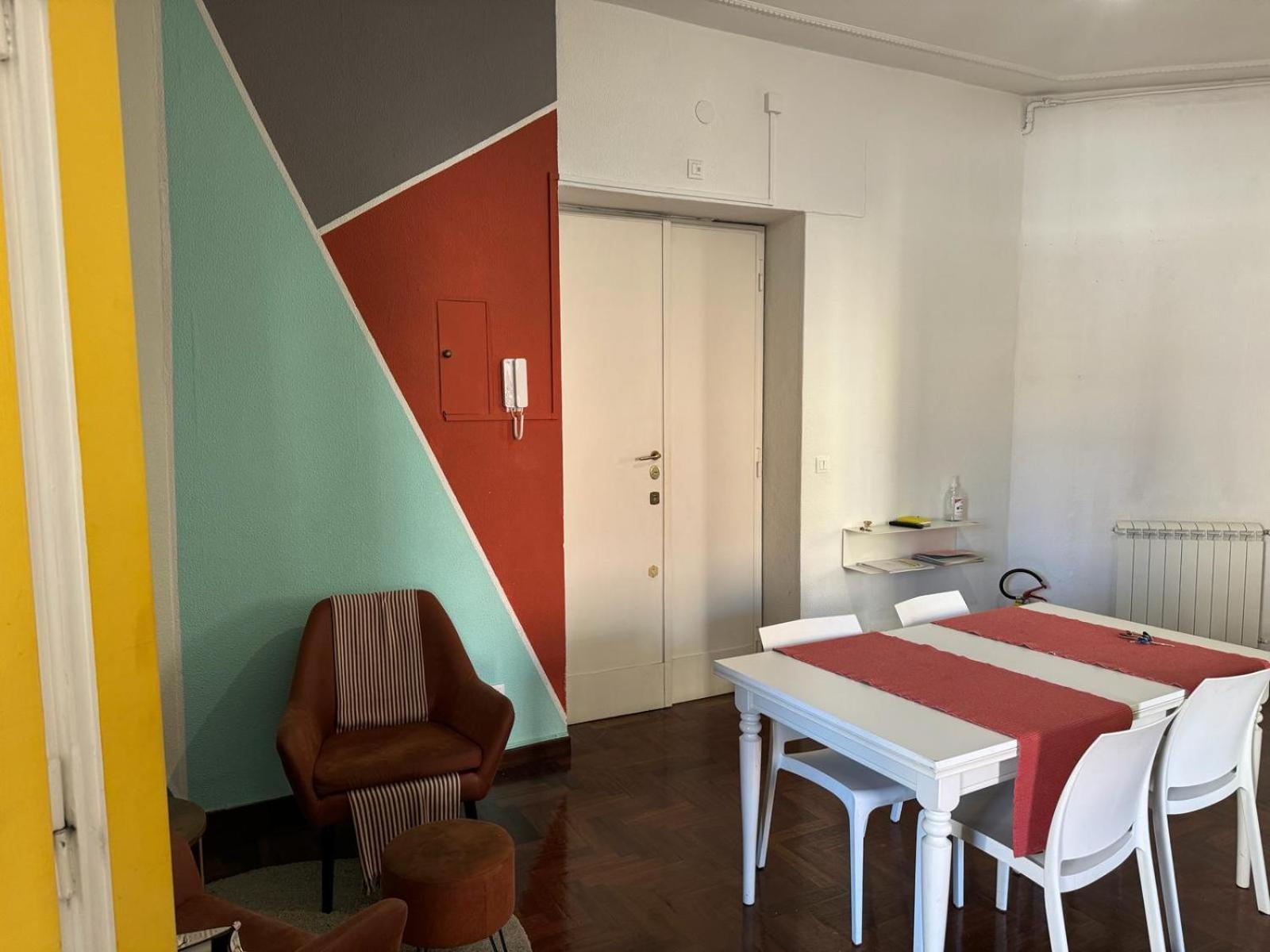 A Colorful Spot For La Dolce Rom